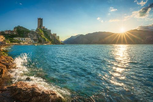 Zonsondergang boven het Scaliger-kasteel, Malcesine, Gardameer