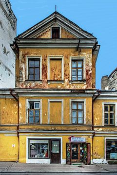 Geel, vervallen winkelpand in Tallinn, Estland van Mike Bing