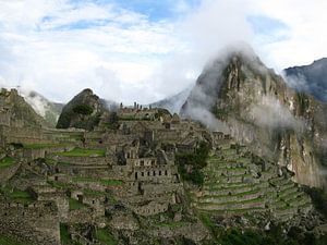 Machu Picchu in de wolken von Bart Muller