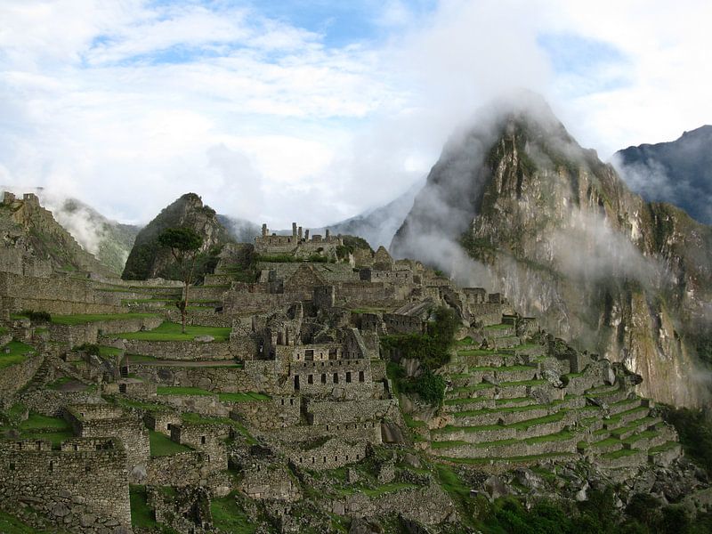 Machu Picchu in de wolken van Bart Muller