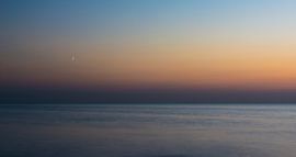 Maan bij zonsondergang