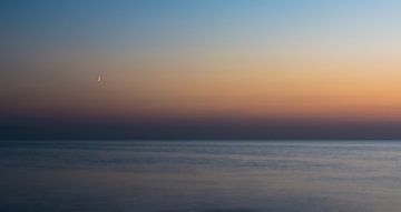 Maan bij zonsondergang van B-Pure Photography