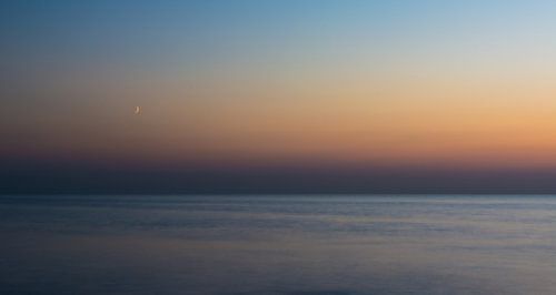 Maan bij zonsondergang