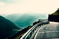 Jaufenpass buigt in het tegenlicht.