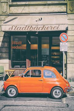 Fiat 500 klassieke Italiaanse auto in de stad van Sjoerd van der Wal