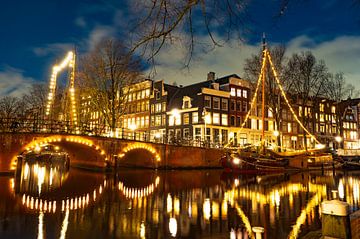 Amsterdam verlichte klassieke zeilboten in de grachten van het centrum van Sjoerd van der Wal Fotografie