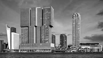 Skyline Rotterdam Kop van Zuid: Blick auf den Wilhelminapier (schwarz-weiß) von Rick Van der Poorten