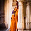 Vrouw met bezem in een fort in Rajastan - India van Marion Raaijmakers