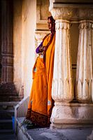 Vrouw met bezem in een fort in Rajastan - India