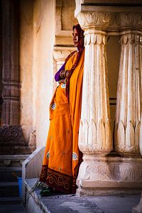 Frau mit Besen in einem Fort in Rajastan - Indien