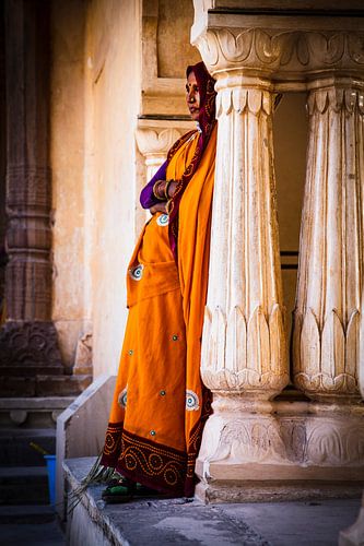 Vrouw met bezem in een fort in Rajastan - India