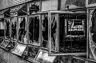 gebroken kantoorramen verlaten electriciteitscentrale van Okko Huising - okkofoto thumbnail