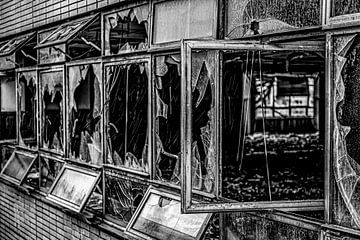 Zerbrochene Bürofenster beim Verlassen des Kraftwerks von Okko Huising - okkofoto