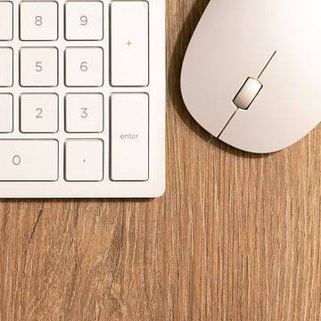 Clavier d'un ordinateur et souris d'ordinateur au bureau sur Heiko Kueverling