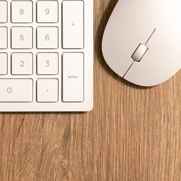 Tastatur von einem Computer und eine Computermaus im Büro von Heiko Kueverling