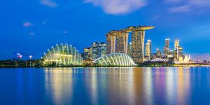 Skyline van Singapore in de avond van Tux Photography