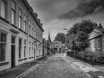 straatje dat gaat naar de kerktoren in zwart/wit van A.G.M Boelaars