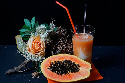 Sinaasappel papaya limoen smoothie met yoghurt.