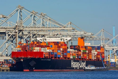 Containerschepen en bunkerschip op de Maasvlakte