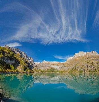 Perfekte Spiegelung im Wasser des Stausees Lac de Tseuzier mit Blick auf das Schneidehorn, Ayent, Wa