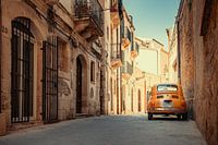 Een gele oldtimer Fiat 500 in Syracuse, Sicilië, Italië.
