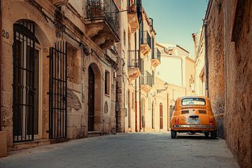 Oude gele Fiat 500 in Syracuse, Sicilië, Italië. van Ron van der Stappen