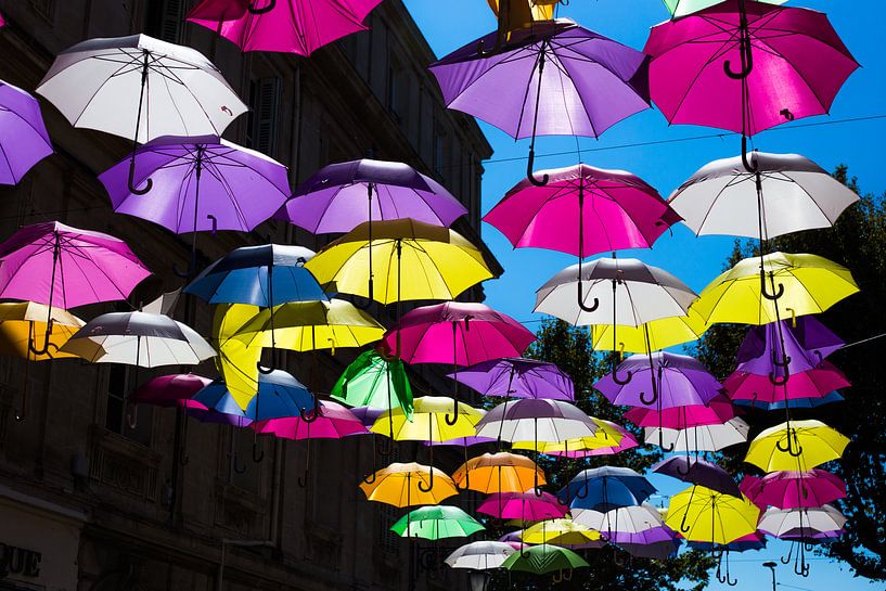 Bunte Regenschirme in der Provence von Pieterpb