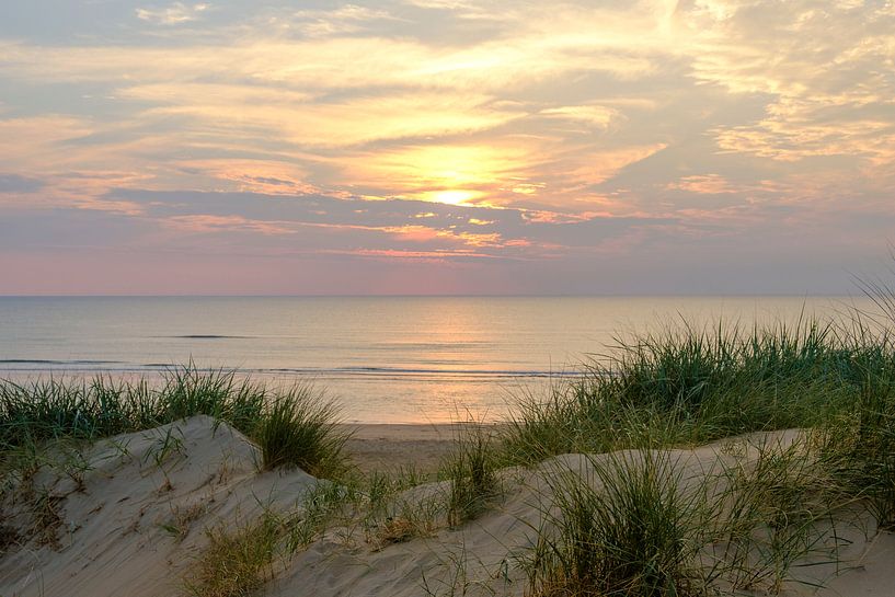 Coucher de soleil d'été dans les dunes de la plage de la mer du Nord par Sjoerd van der Wal Photographie