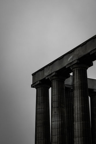 Zwart-wit Tempel bovenop Calton Hill in Edinburgh in Schotland van Koen Lipman