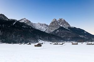 Panoramablick auf das Wettersteingebirge im oberbayerischen Garmisch-Partenkirchen