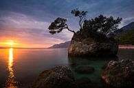 Zonsondergang Kroatië aan de Adriatische kust - Brela Rock van Vincent Fennis thumbnail