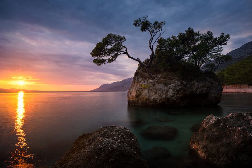 Zonsondergang Kroatië aan de Adriatische kust - Brela Rock van Vincent Fennis