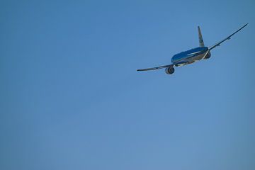 Boeing 777 van KLM stijgt op van Schiphol Amsterdam Airport