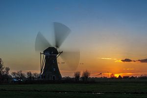 Draaiende windmolen tijdens zonsondergang van Stephan Neven