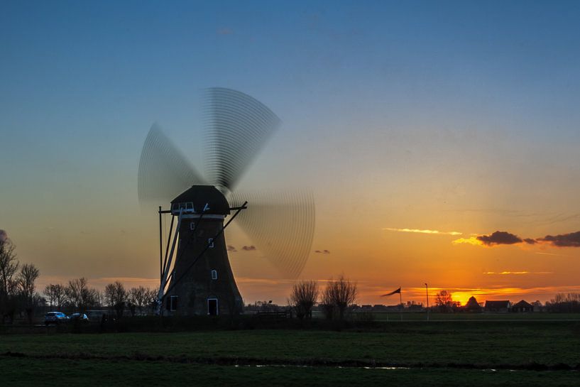 Draaiende windmolen tijdens zonsondergang von Stephan Neven