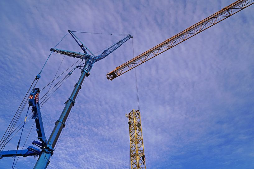 Mobile crane during the assembly of a tower crane by Babetts Bildergalerie