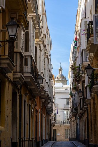 Een straatbeeld van een historische Mediterrane stad, Atlantische Oceaan. Cádiz, Andalusië, Spanje