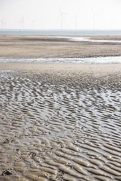 Landschap met zee, strand en windmolens van Simone Janssen