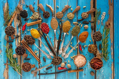 Een verscheidenheid aan kruiden op rustiek hout - Culinaire kunst