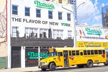 Nathan's Famous in Coney Island met Gele Schoolbus van Tineke Visscher