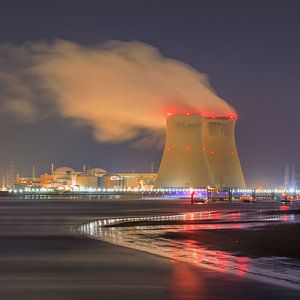 Flussufer mit beleuchtetem Kernreaktor Hafen von Antwerpen von Tony Vingerhoets