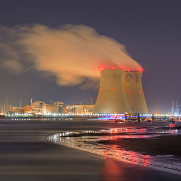 Riverbank avec port réacteur nucléaire illuminé d'Anvers par Tony Vingerhoets
