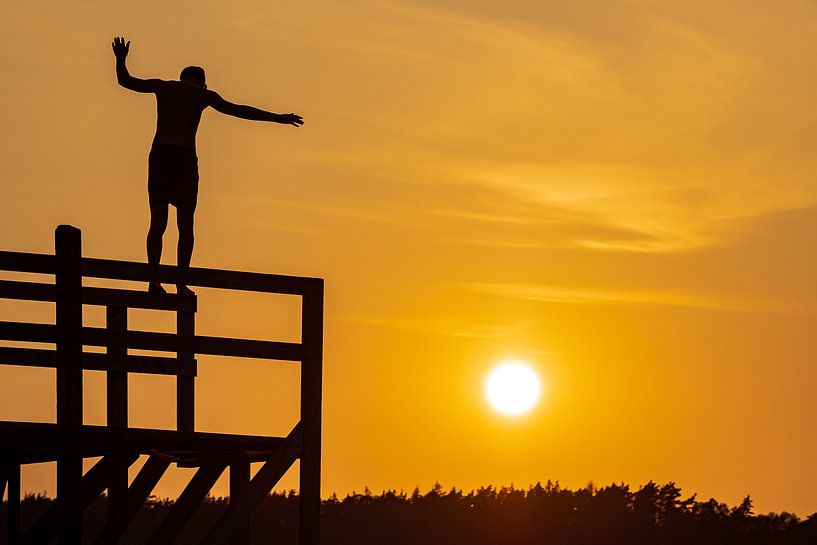 Zonsondergang in de stad Fjällbacka in Zweden van Rico Ködder