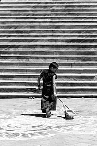 Enfant dans un monde d'adultes | Tibet, bouddhisme, moine, photographie noir et blanc sur Monique Tekstra-van Lochem