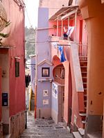 Roze straatje Procida Italië