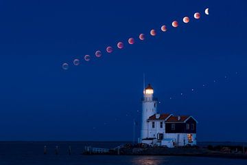 Bloedmaan bij Marken van Tim Huijg