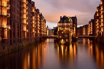 Wasserschloss bei Nacht - Wunderschönes Hamburg von Rolf Schnepp