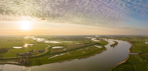 IJssel en Reevediep lente zonsondergang panorama in vogelvlucht
