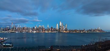 New York Skyline - Night van Fikri calkin