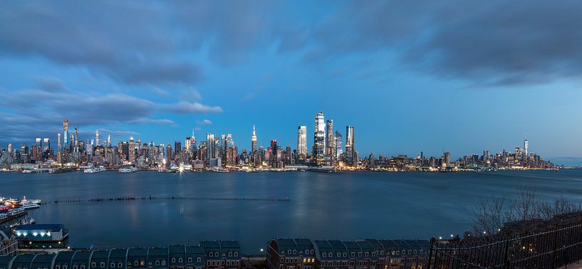 New York Skyline - Night by Fikri calkin